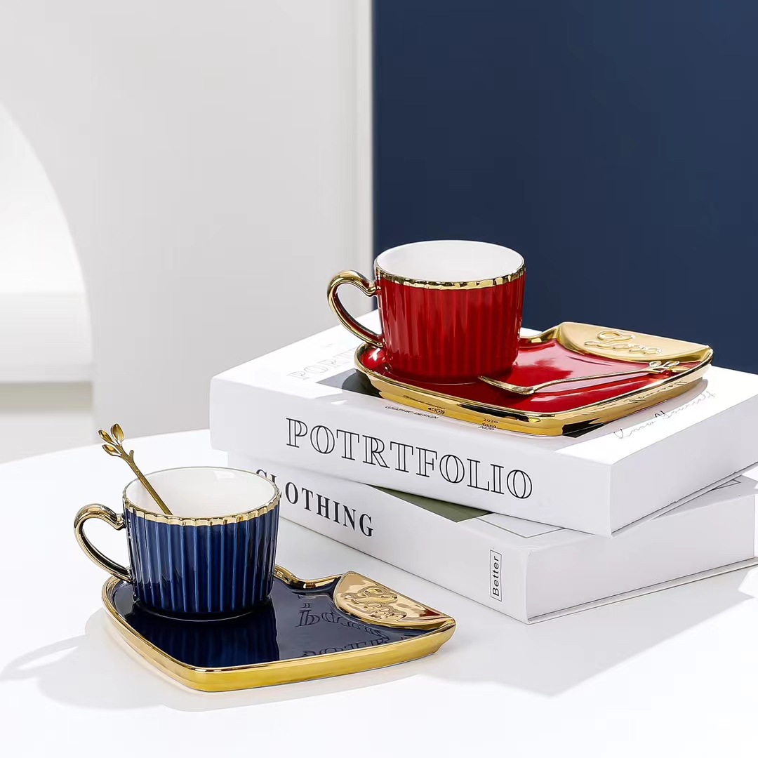 Taza de té de la tarde chapado en oro creativo y taza de platillo simple taza de café personalizada para el hogar con el regalo de la mano Taza de cerámica para beber