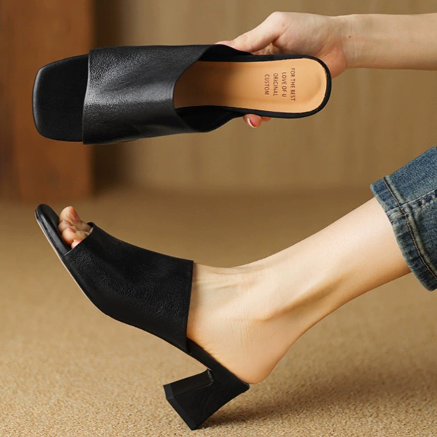 [Готовый запас] 983 мягкие кожаные тапочки на высоком каблуке для женщин, которые можно носить на улице летом 2025 года, новая мода с квадратным носком и толстым каблуком «рыбий рот»