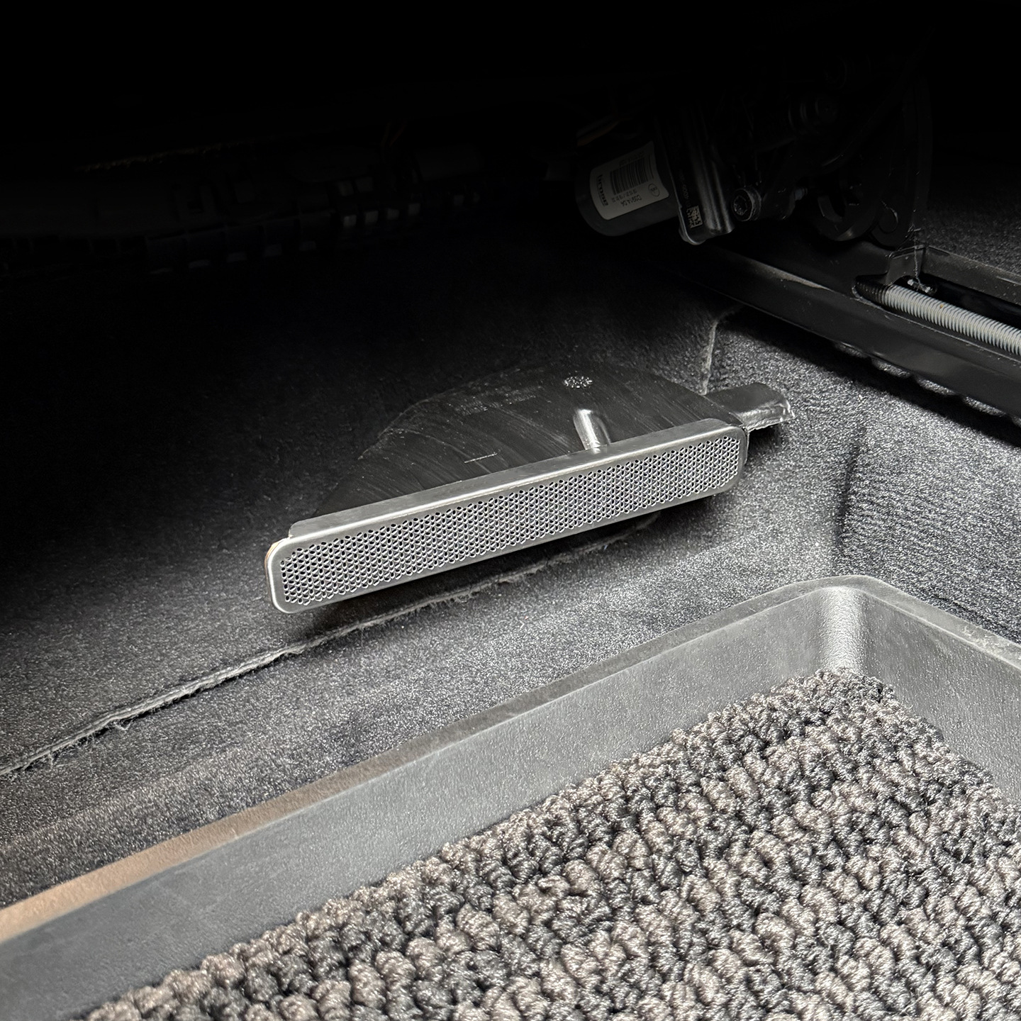Suitable for Volvo Xc60Xc90S90S60V90 Under-Seat Air Outlet Mask Stainless Steel Interior Modification Dustproof