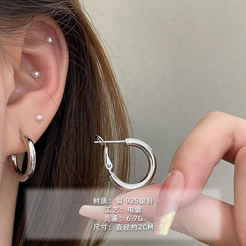 2025 nuevo estilo verano de moda anillo plateado círculo negro círculo fino temperamento europeo y americano aretes dorados de todo fósforo