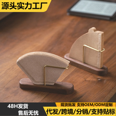 家庭の手でコーヒーを流す真鍮のろ紙の収納棚はシンプルです。