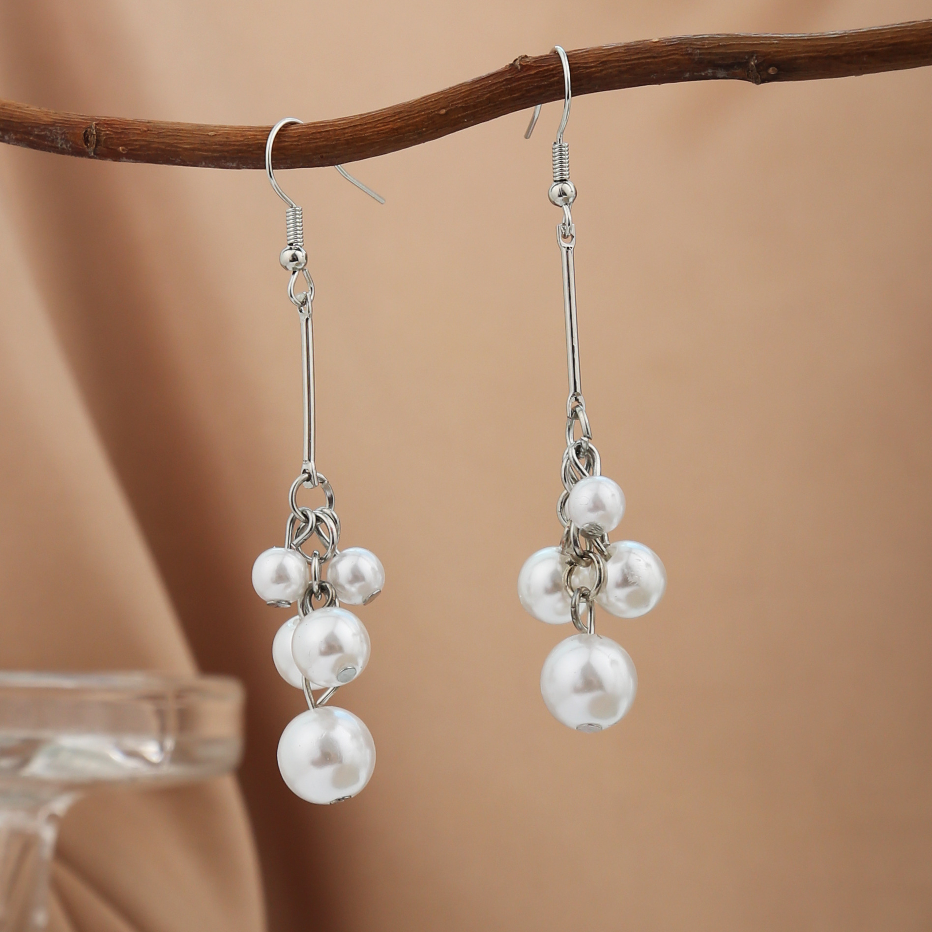Pendientes de pétalos blancos de estilo coreano de alta gama con elegantes borlas de flores transparentes y perlas.