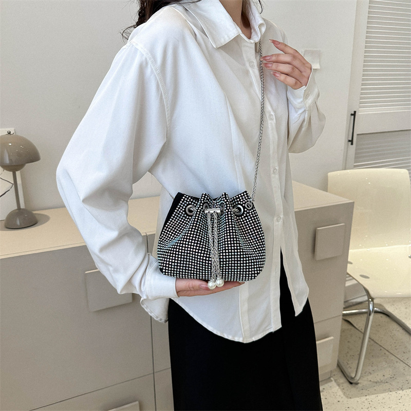 Met diamanten versierde tas met trekkoord voor dames, nieuw model 2025, vol sprankelende strass-steentjes, populaire luxe ketting_voghion.com