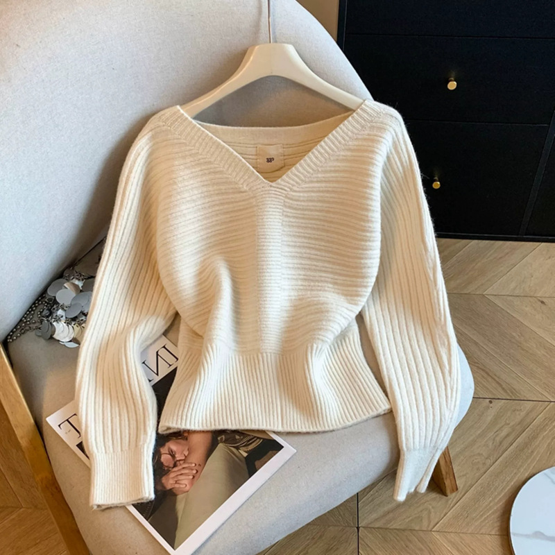 Solid-color V-neck ribbed knit sweater, slimming long-sleeve sweater for autumn and winter 2026, new women's inner top