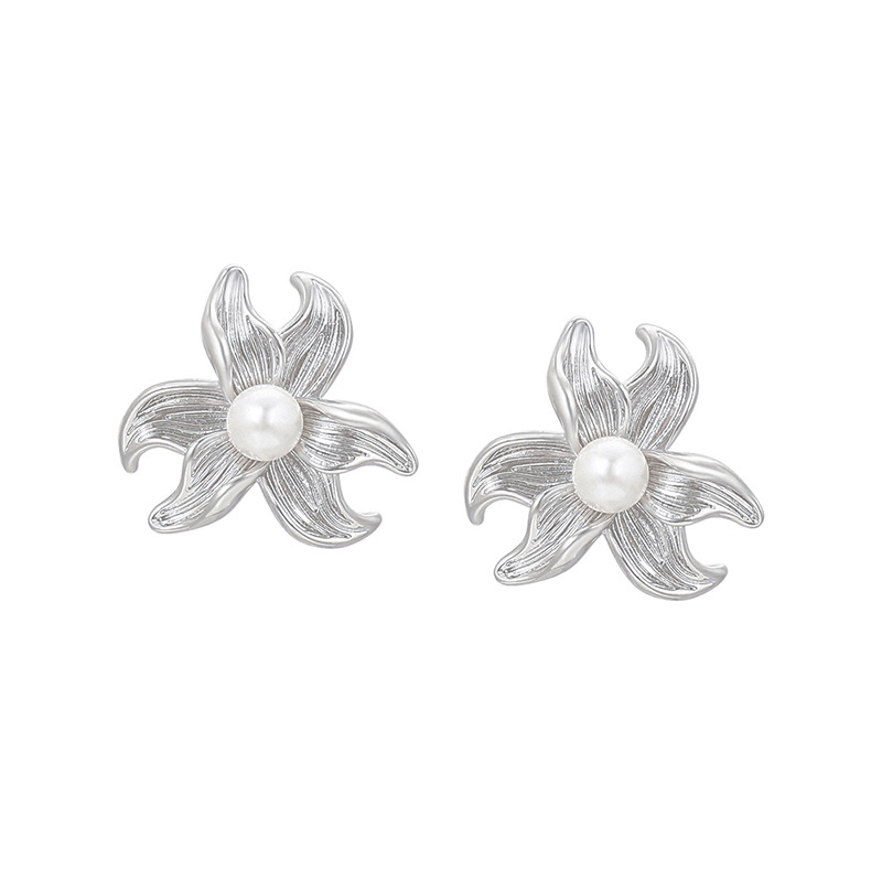 Xuping estilo simple aleación de cobre chapado flores blancas personalidad exagerada perla otoño invierno auriculares al por mayor mujeres