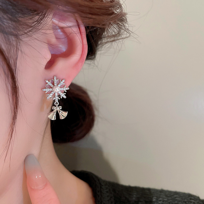 Retro Snowflake Copper Inlay Zircon Earrings 1 Pair