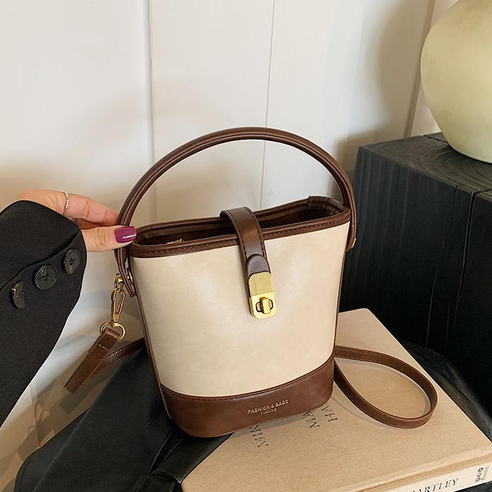 Bolso de mano de viaje retro para mujeres 2024 nuevo estilo simple bolso de hombro universal de moda alta sensación bolso de cubo