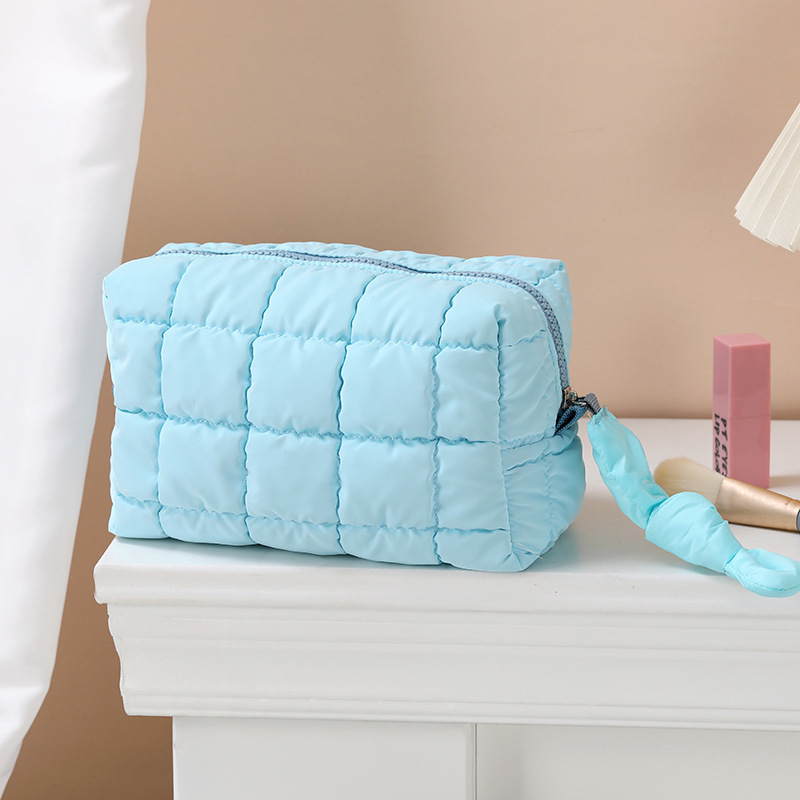 Nueva bolsa de cosméticos octogonal de otoño e invierno para mujer, bolsa de almacenamiento con relleno de plumón portátil portátil de alta gama