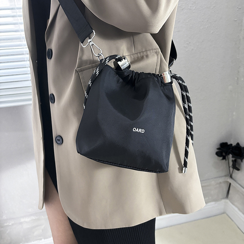 潮酷小单肩包春季时尚潮流情侣款户外骑行手机包斜挎包清新甜美