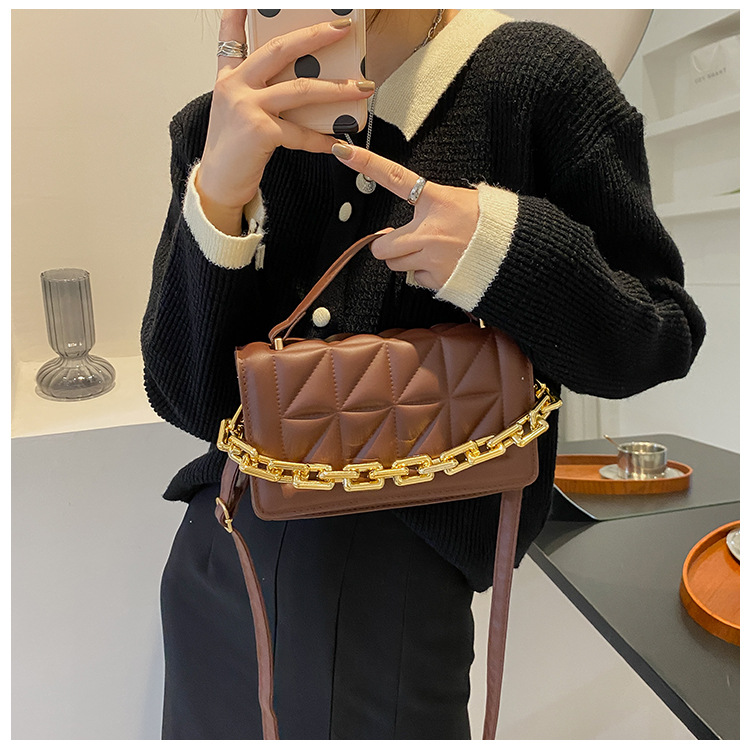 New Retro Solid Color Small Bag Fashion Messenger Bag Simple Rhombic Bag display picture 12