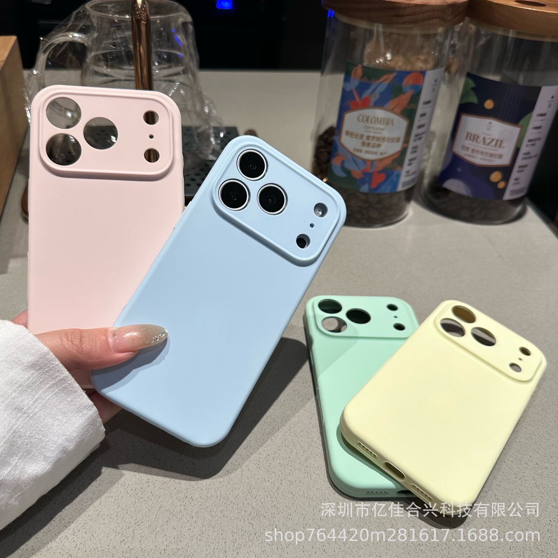Aplicable a Apple 17PROMAX agujero de silicona líquida caso de teléfono móvil 15iPhone16 color sólido anti-caída botón integrado