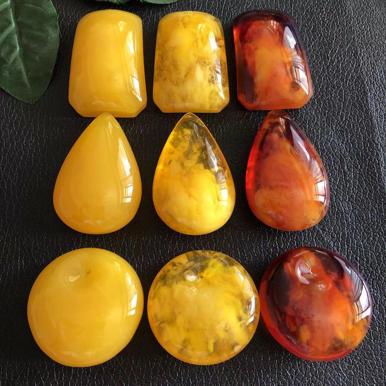 琥珀蜜蜡吊坠鸡油黄血珀水滴平安无事牌公主扣毛衣链树脂工艺饰品