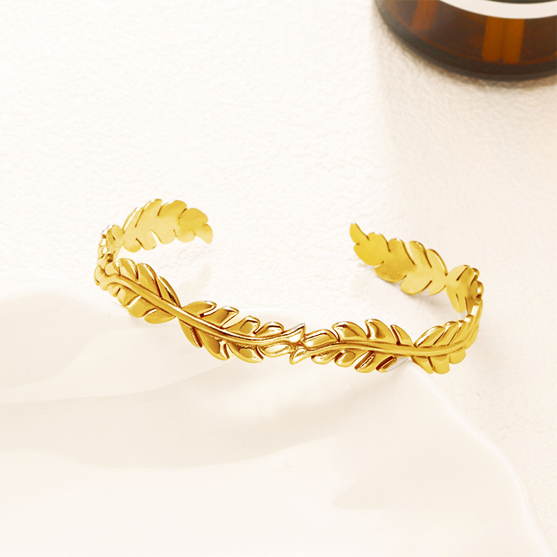 Fábrica en stock al por mayor de Europa y América transfronteriza de acero inoxidable en forma de C pulsera abierta ajustable chapado en oro 18K personalidad no se desvanece