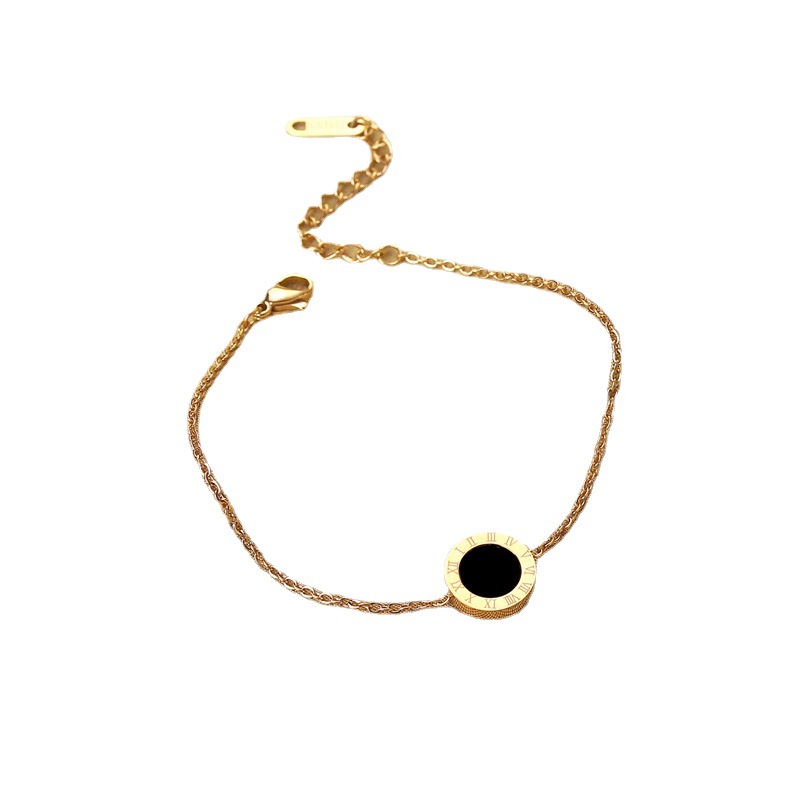 Ventas calientes de pulseras de acero de titanio para mujeres no desvanecerse colgante romano blanco y negro de dos caras nicho lujoso diseño ligero joyas de moda versátiles