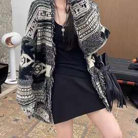 /拿恋豆子严选-设计感流苏毛边领拼色毛衣外套