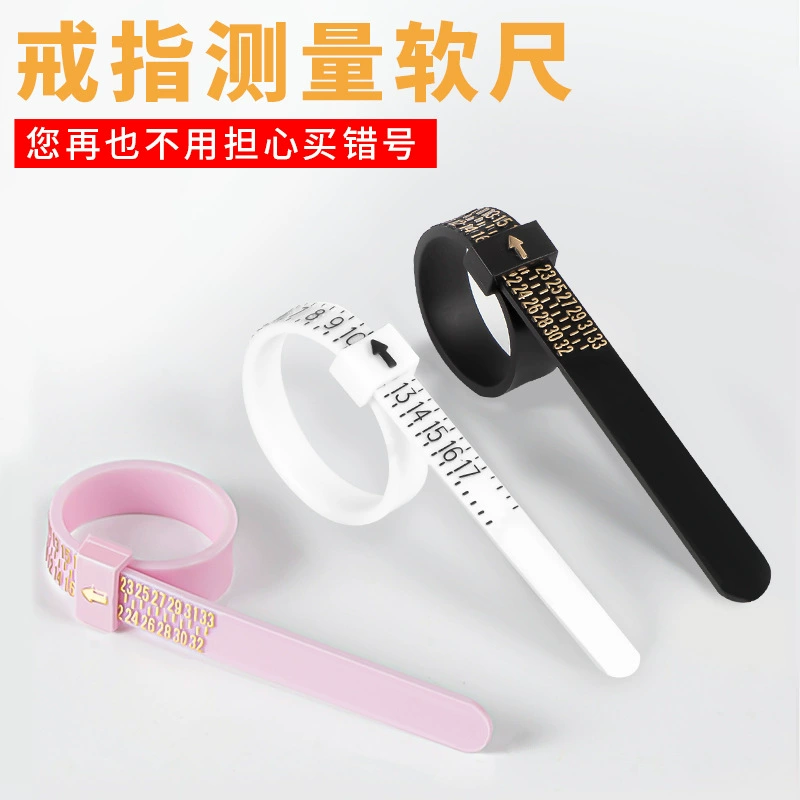 Измеритель размера кольца для измерения окружности пальца и размера кольца.