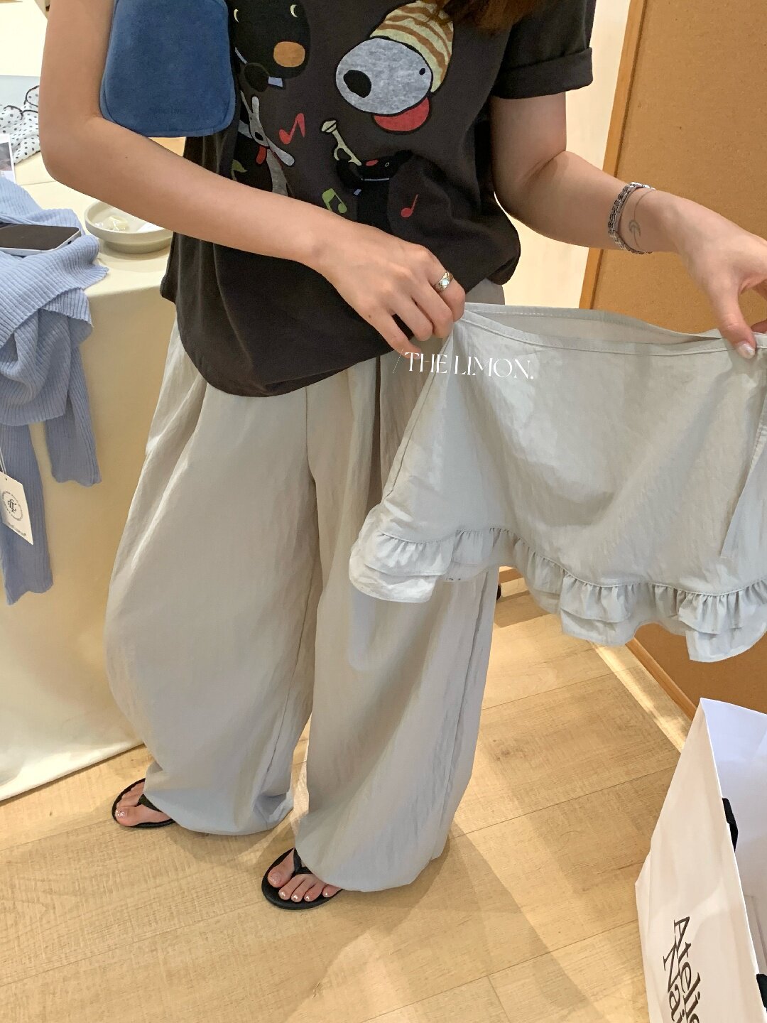 Quần culottes nữ ống rộng cạp cao, phối viền ren xếp tầng, dáng suông rộng, thanh lịch và thoải mái — màu đen, Xanh da trờicolor, màu trắng, Đá vôi chi tiết 44
