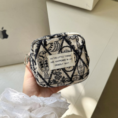 国境を越えたアマゾン刺繍カードバッグ生理用ナプキン収納バッグミニ化粧バッグ多機能口紅包