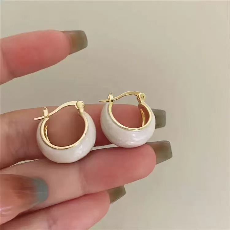 Light Luxury Retro C-Shaped Hoop Earrings, Versatile for Autumn and Winter, Melard Style Earrings with Unique Design and High-End Feel, Elegant Ear Accessories