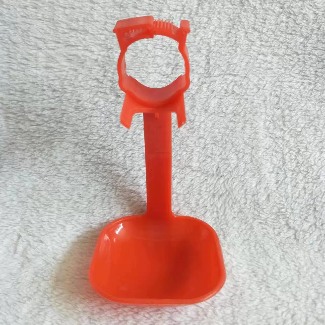 Maoyuan Производство пластика Куриный шаровой клапан Устройство для питьевой воды Подвесная чашка Утолщенная подвесная корзина Оборудование для кормления Пластиковая раздельная подвесная чашка