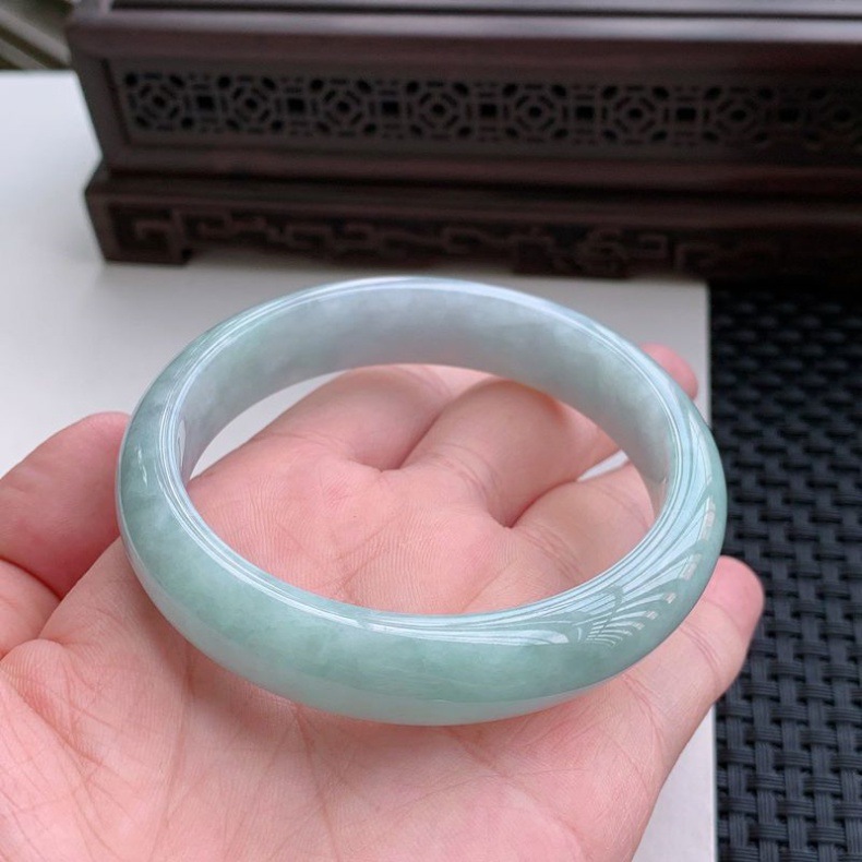 Vòng tay ngọc bích Miến Điện cao cấp băng sáp hồ trung thực màu xanh trắng (đường kính trong 52–64 mm) chi tiết 4