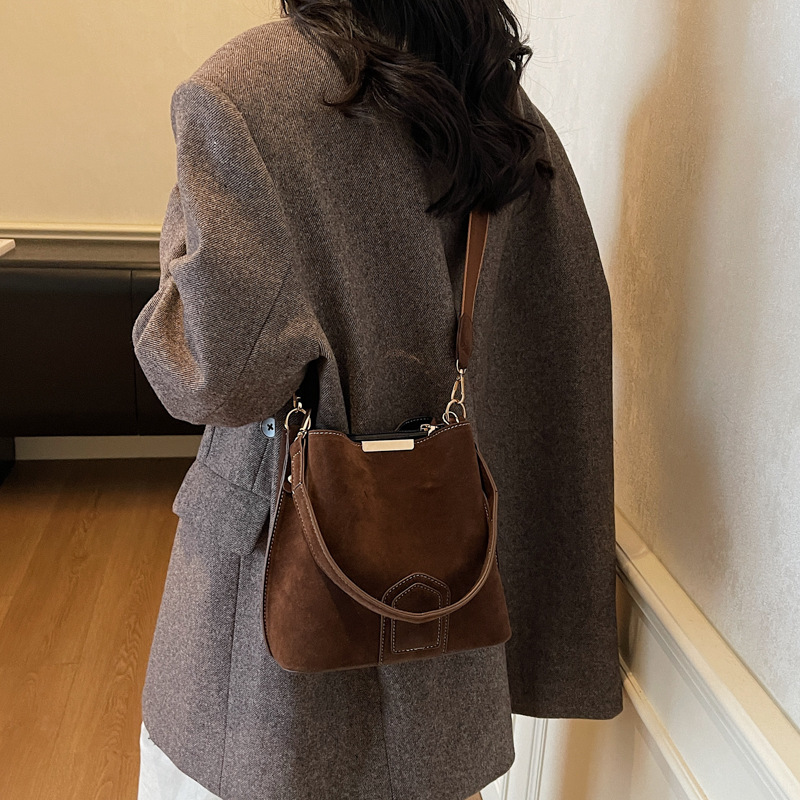 Bolsa de textura de alta calidad para mujeres 2025, otoño y invierno, nuevo bolso de cubo retro, moda extranjera, mochila de viaje universal.