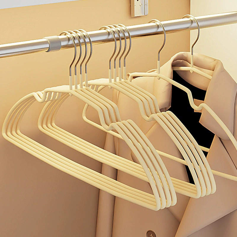 Грустая бытовая пластиковая полукруглая вешалка с канавками