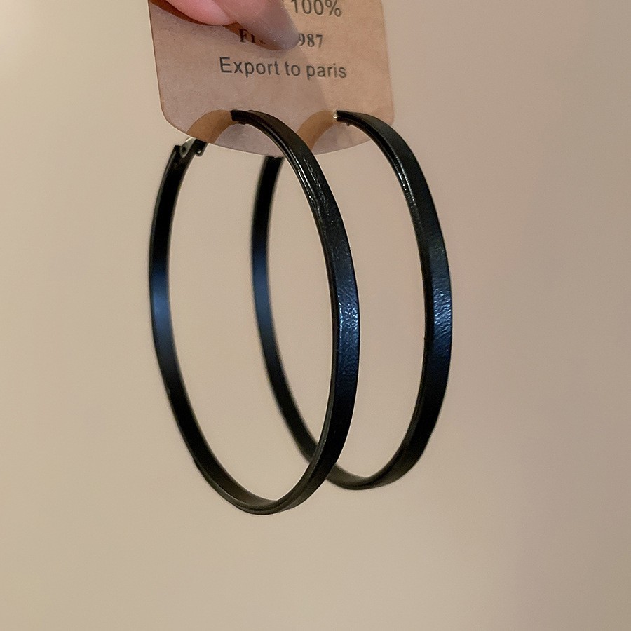 Pendientes geométricos con pliegues irregulares con cuentas de vidrio con aguja de plata Pendientes de alta calidad de temperamento negro Pendientes ligeros de lujo