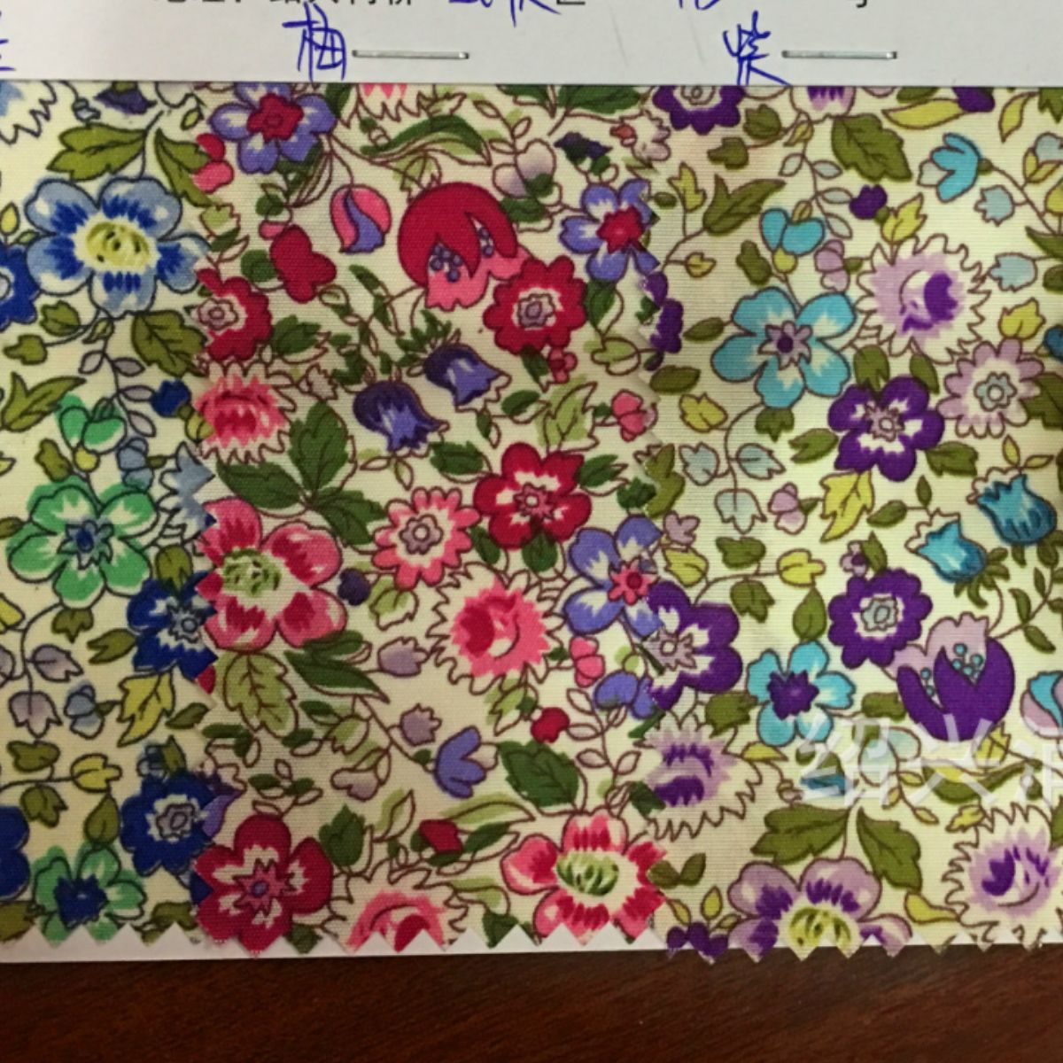 工厂直销 现货供应 桃皮绒印花布 碎花布 小花布 磨毛布 鞋材布