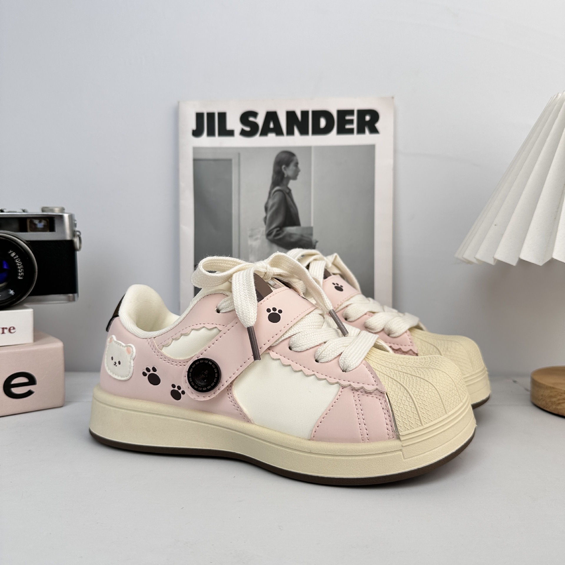 Yuanbo Peek-Meng nicho conchas zapatos de cabecera para mujeres 2025 otoño nuevo estilo universal con suela gruesa zapatos casuales pequeños blancos