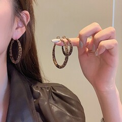 复古豹纹植绒圆形耳圈女早秋新款高级感圆圈耳钉小众个性辣妹耳饰