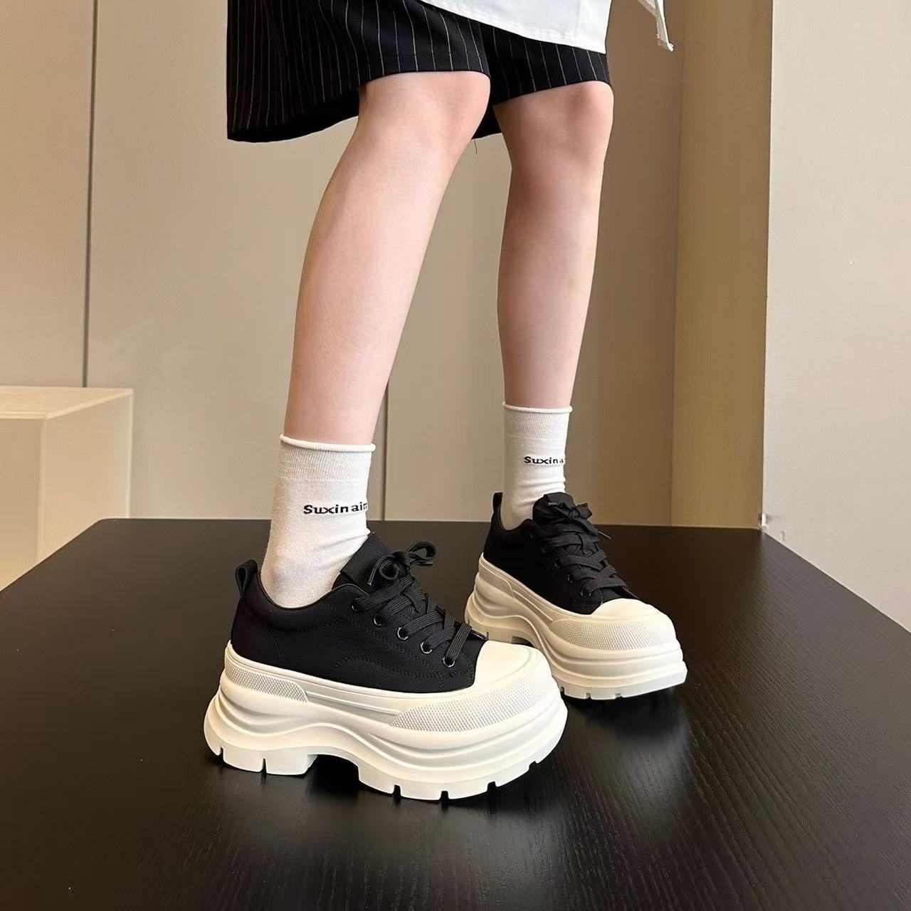Estación europea transfronteriza, zapatos blancos de altura de suela gruesa para mujeres, nuevos zapatos de skate de tamaño pequeño para mujeres casuales
