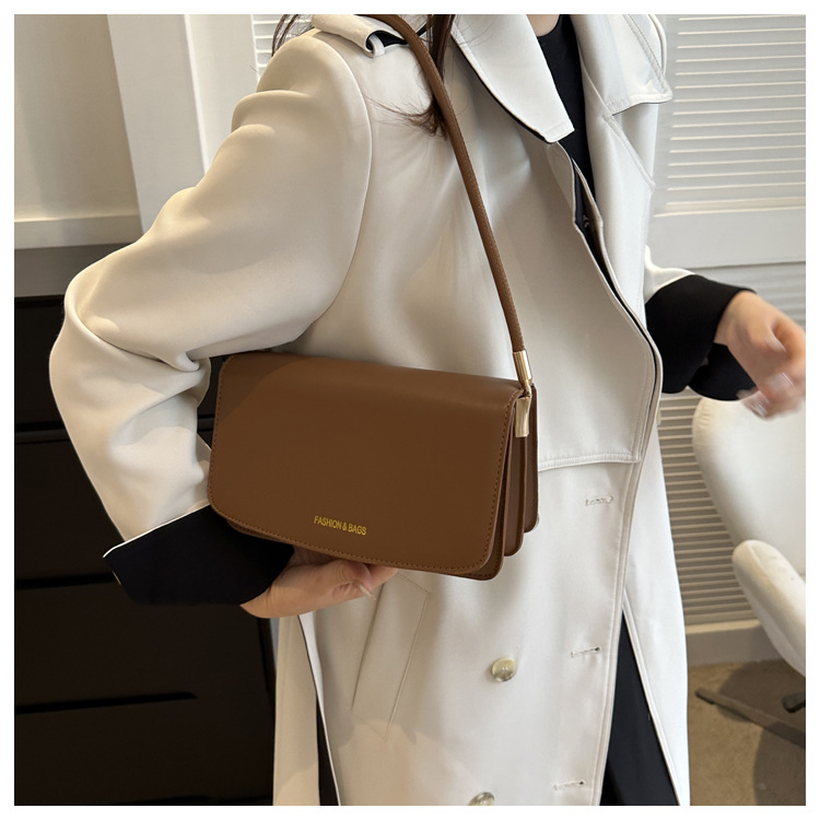 Texture simple et à la mode petit sac carré 2024 nouveau sac à bandoulière polyvalent de banlieue version coréenne sac à aisselles design de niche à la mode_voghion.com