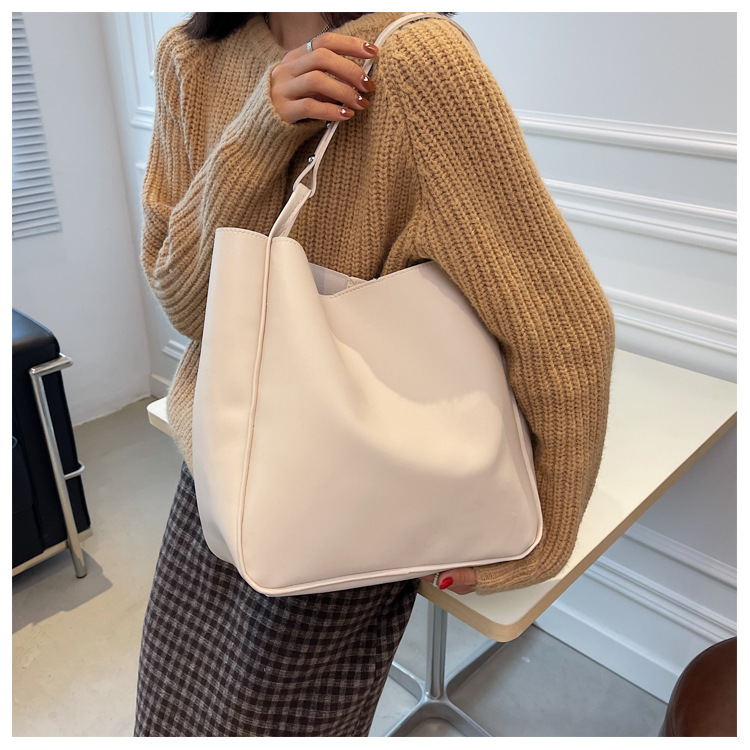 300g Weight Magnetic Buckle Closure Type Single Shoulder Strap Strap Type Bucket Bag Bags Type Pu Leather Material Solid Color Pattern Streetwear Style Beige, Black Color Large Size Large Pu Leather Streetwear Bucket Bag 8