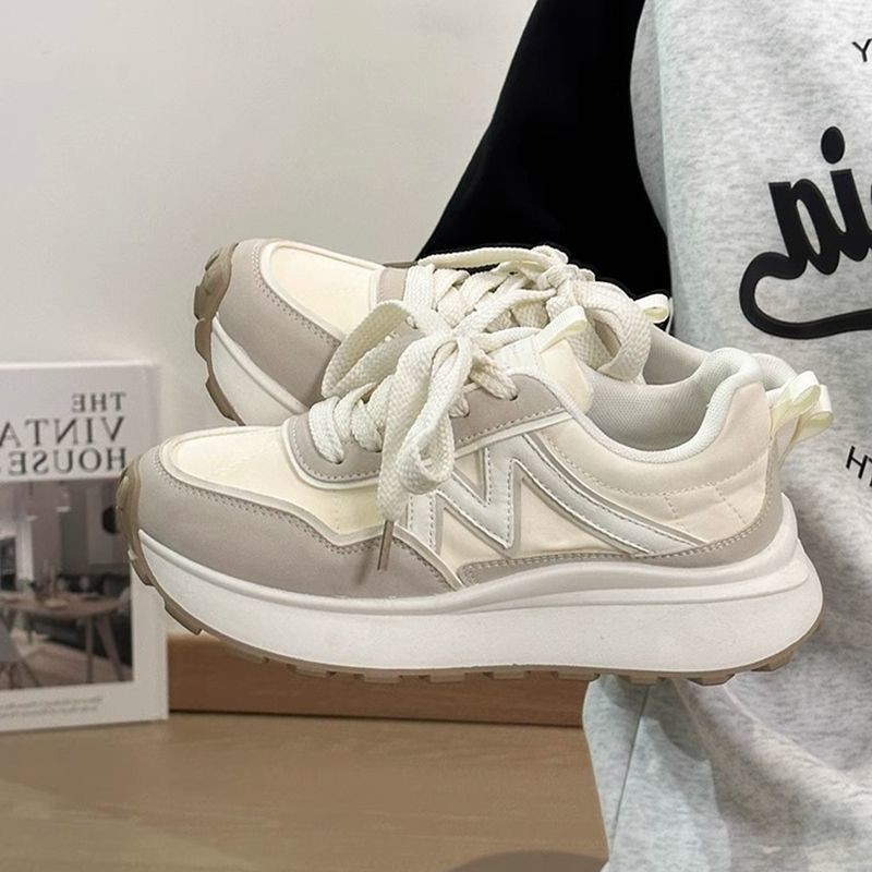 Zapatos deportivos de mujer 2025 nuevo estilo primavera y otoño casual retro versátil zapatos blancos con suela gruesa zapatos deportivos de papá