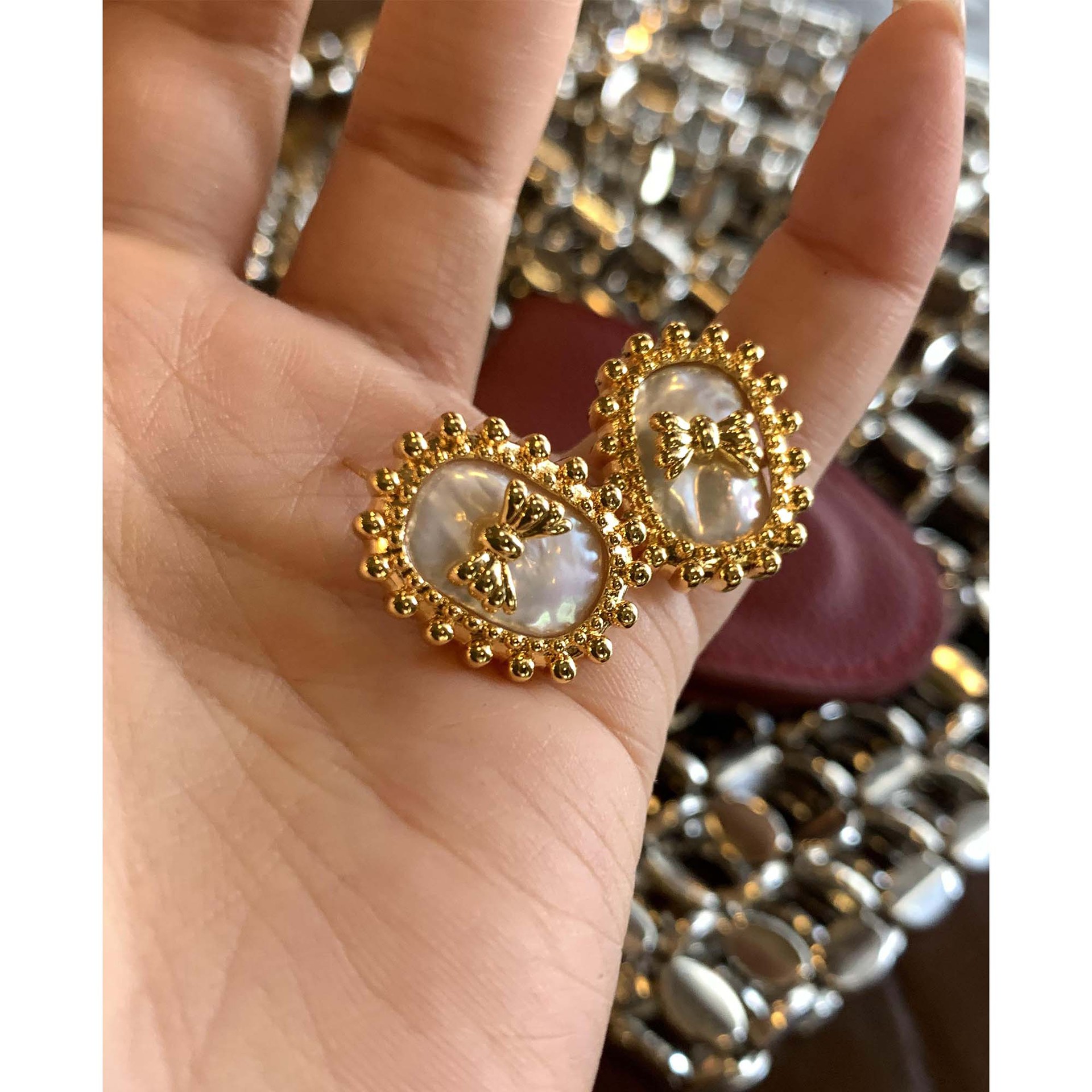 Golden tape pearl with bow