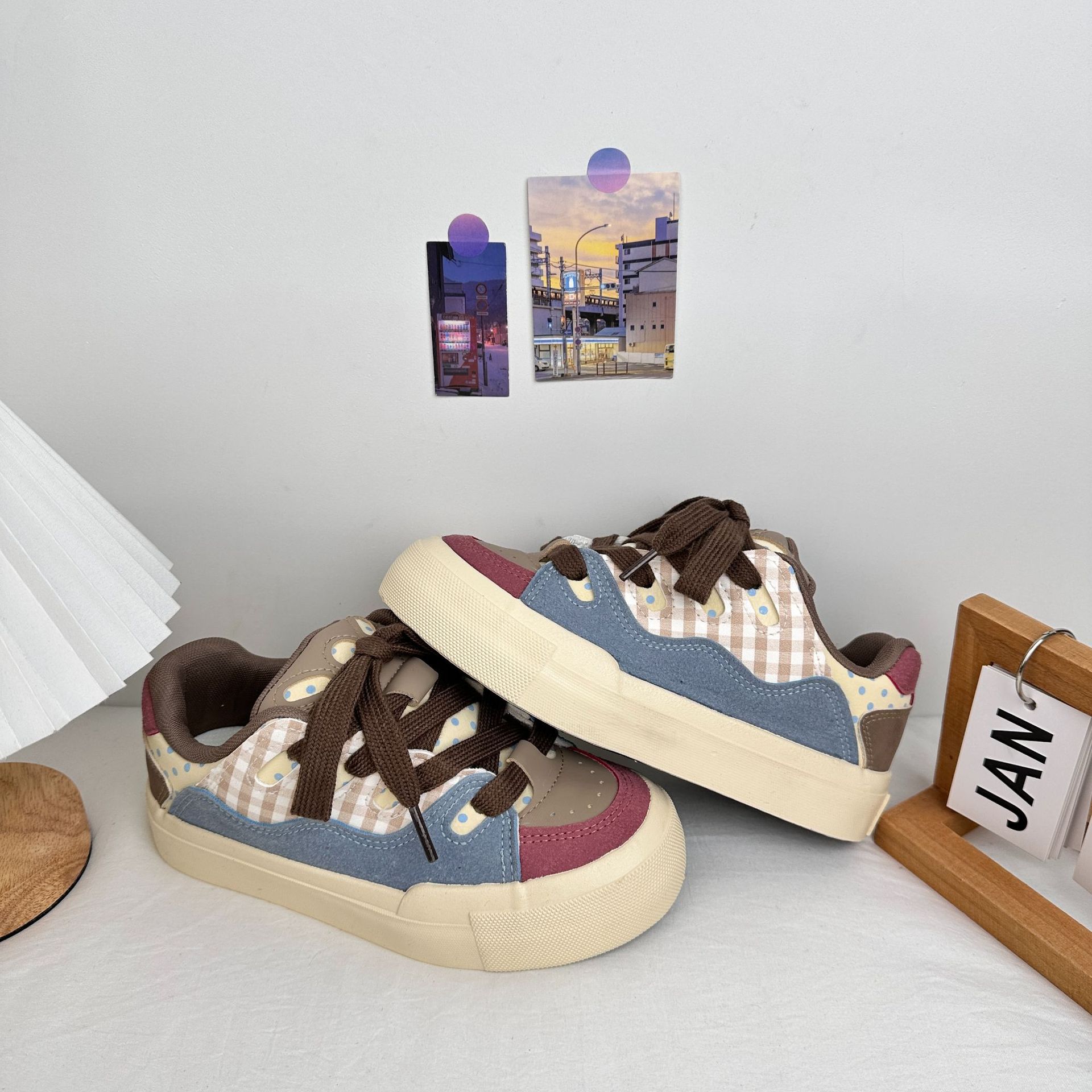 Far Wave 2025 Spring Student Low Colging Shoes Versión coreana de los zapatos de skate de tendencia de todo fósforo Zapatos de lona estilo Hong Kong cabello femenino