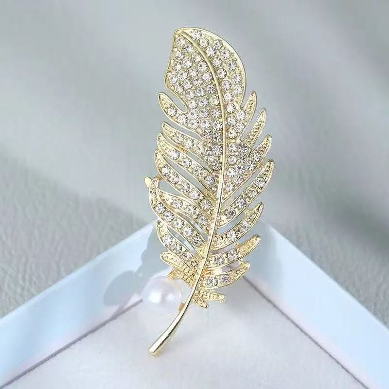 Fashionable universal transparent brooch