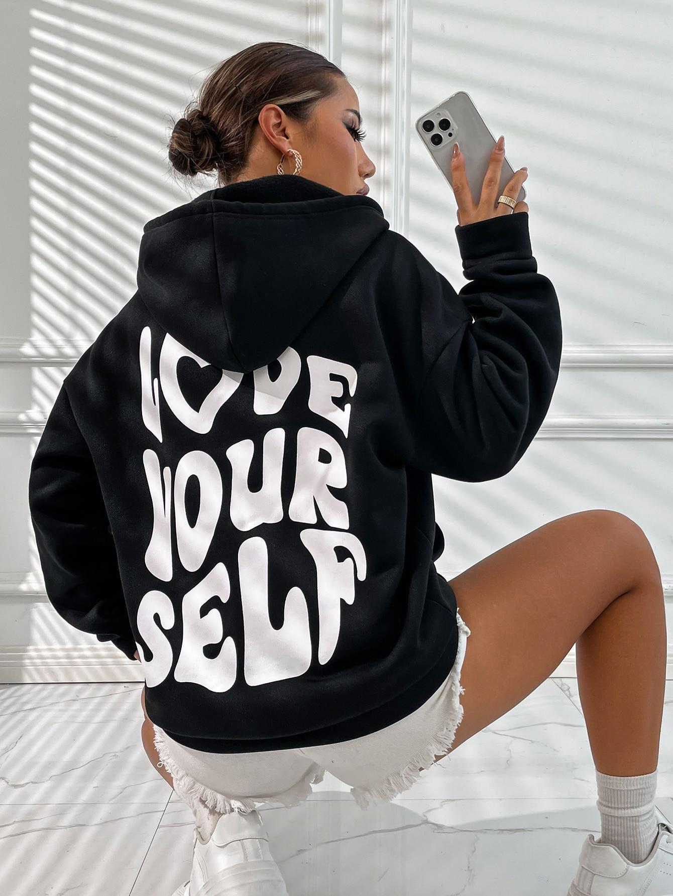 Dam hoodie i fleece med texttryck på ryggen_voghion.com