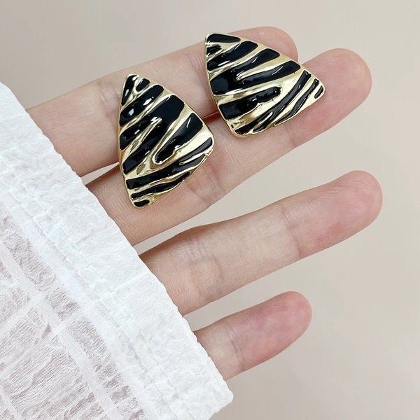 Black triangular mosquito coil, ear clips