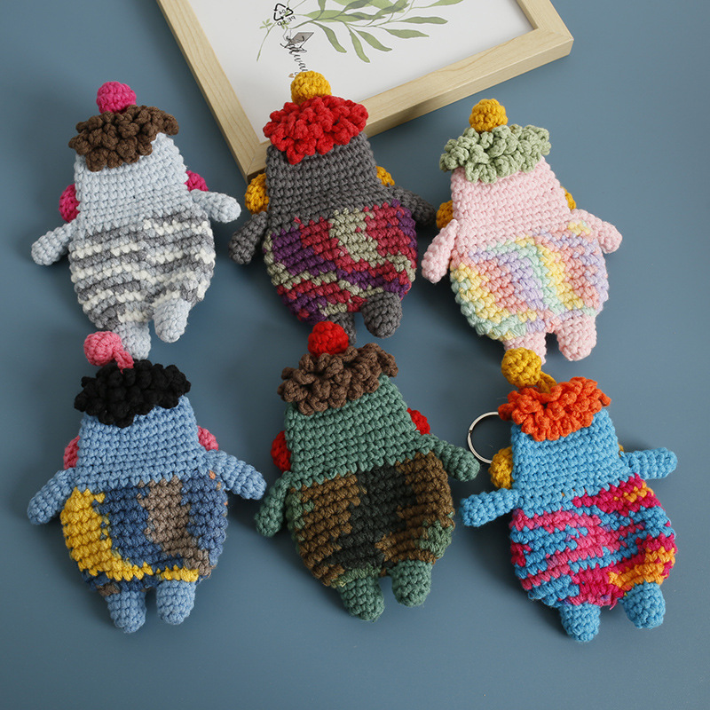 創意的な手編みのおかしなキーホルダーのネットの赤いソーセージの口の毛糸のかぎ針は鍵のカバーのフックの完成品を引き出します。