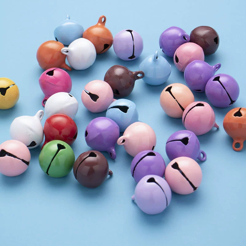 Маленькие колокольчики для домашних животных, красочные плоские колокольчики из окрашенного железа, аксессуары для рукоделия, декоративные металлические колокольчики конфетных цветов