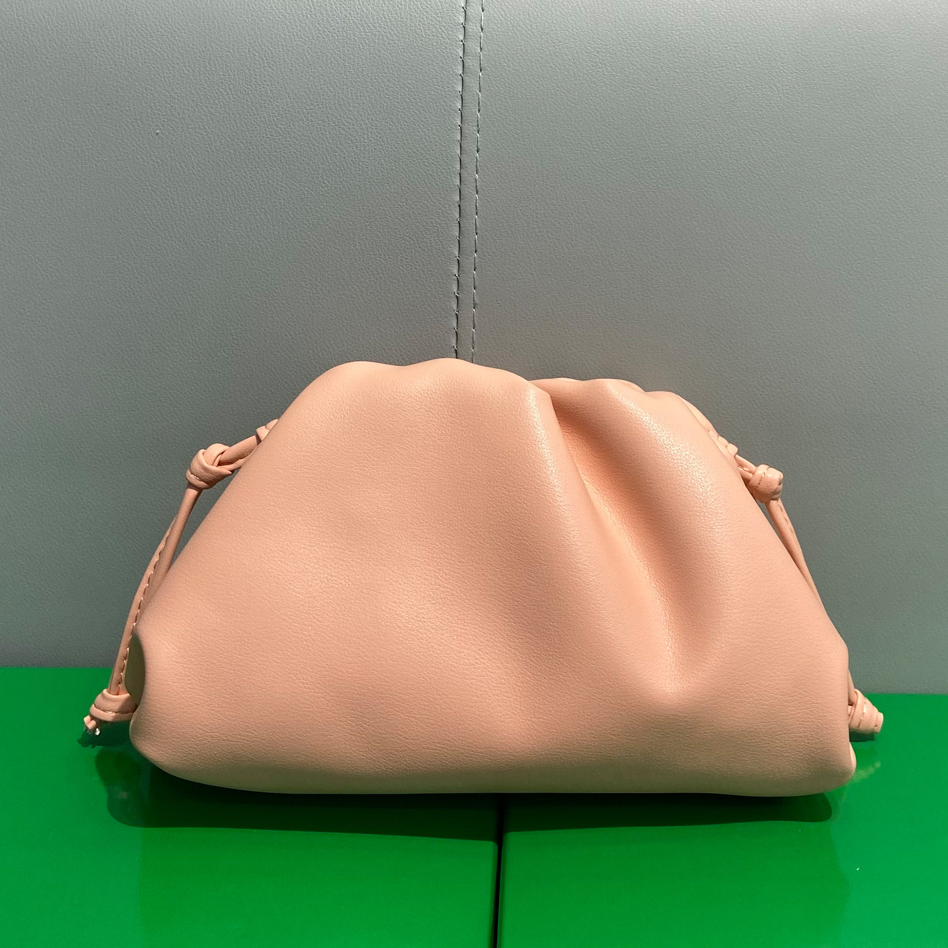 Bolso de nube con clip plisado, bolso pequeño para mujer, versión coreana 2023, nuevo bolso rojo de red para mujer, bolso de hombro, bolso de mensajero, rosa claro