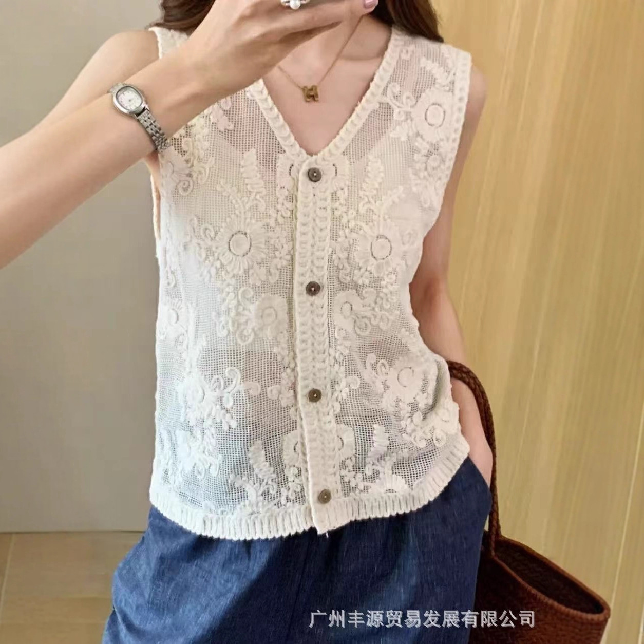 Summer New Fashion Versatile V-Neck Vest for Women, Loose Design, Age-Reducing and Slimming Sleeveless Vest