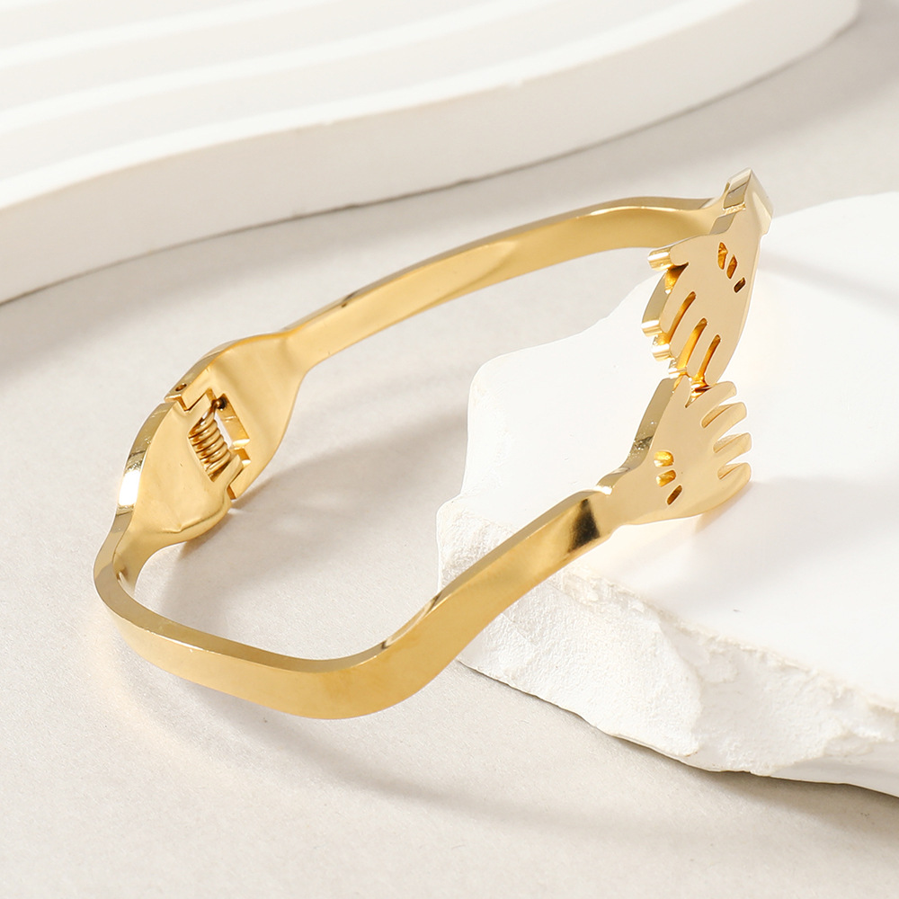 Nueva joyería de acero inoxidable de lujo diseño mano abrazo titanio acero primavera hebilla pulsera fabricante