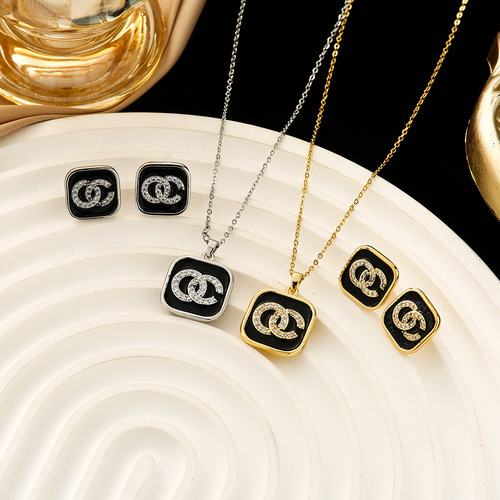 Set of High-Quality, Elegant, Light Luxury, Full Zirconium, Heavy Workmanship, Gold-Plated Copper, Micro-Inlaid Earrings and Necklace Set