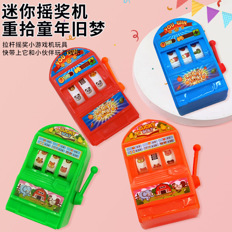 子供の自動販売機のミニ揺りかごの当選機は幸運にもボールを捕まえます。|undefined