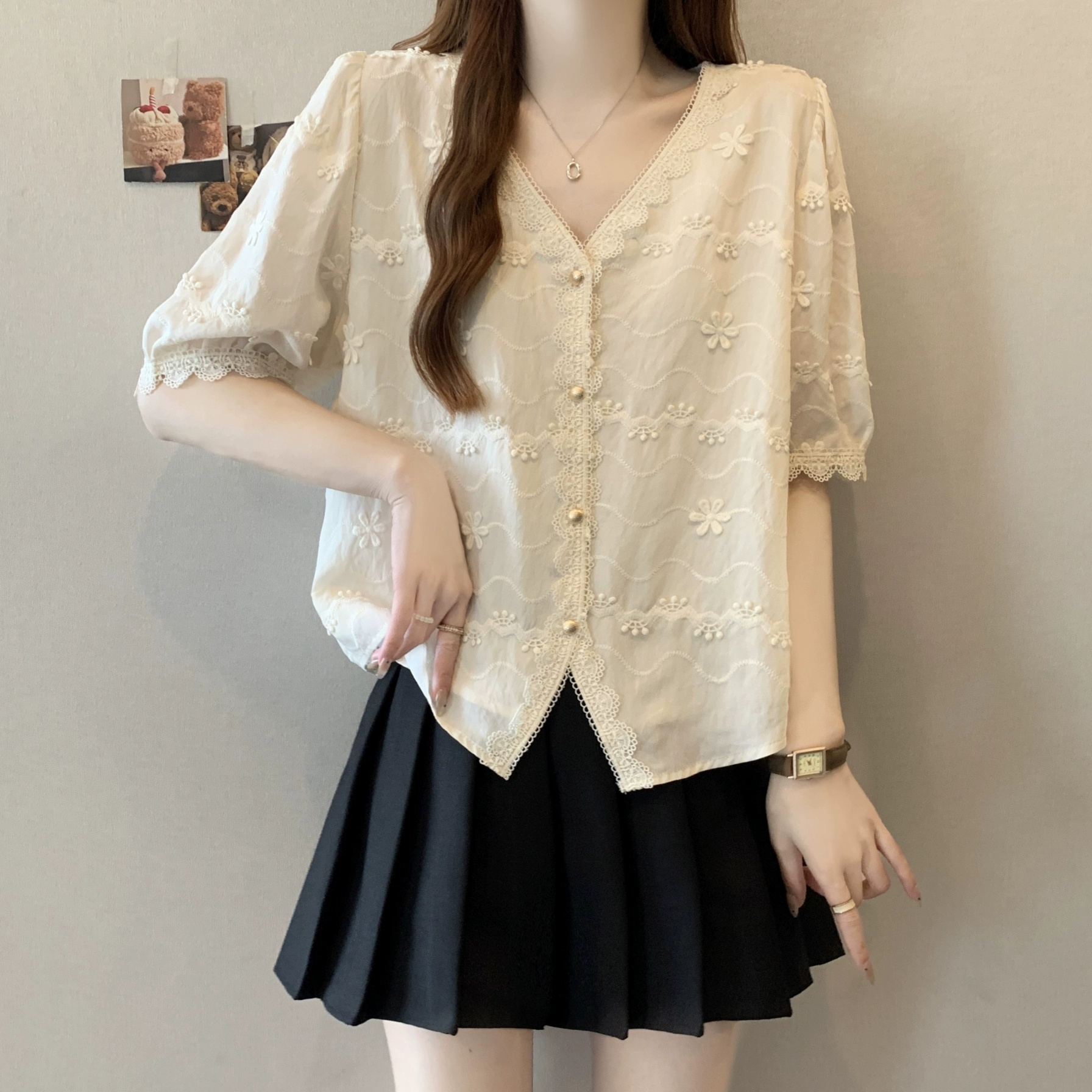 Стильная женская рубашка с короткими рукавами и кружевной вышивкой больших размеров, закрывающая живот, летний свободный универсальный утягивающий топ для женщин больших размеров.