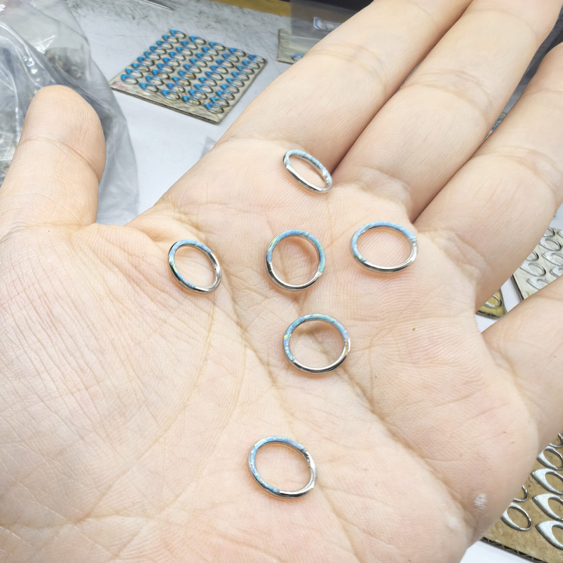 Vendita diretta in fabbrica di orecchini in opale, in acciaio al titanio, con elica, perno, anello piercing multifunzionale per setto nasale_voghion.com