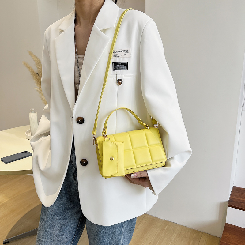 Niche sac à main rétro version coréenne nouvelle texture couleur unie couvercle rabattable sac mère tendance et à la mode sac à bandoulière à coque pressée_voghion.com